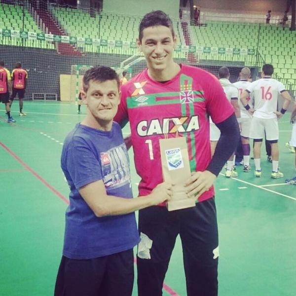 Pedro Hermones recebendo o prmio de melhor em quadra em confronto contra o Holanda/GHC/Cod (MA)