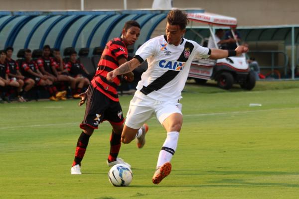 Bruno Cosendey em ao contra o Atltico-GO