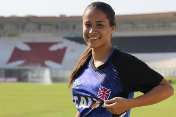 Letcia exibe cruz de malta com orgulho