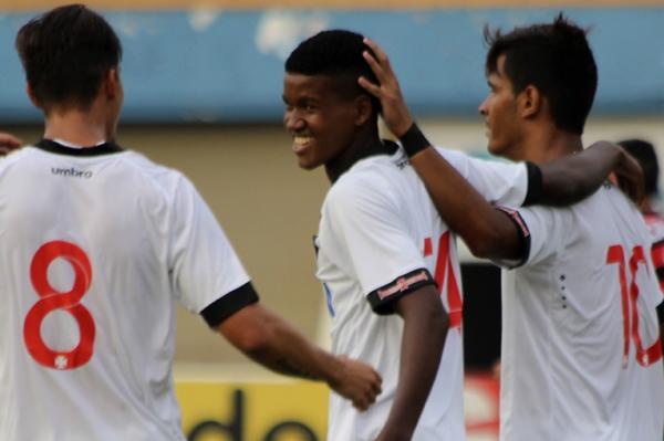 Alan Cardoso (centro) festeja gol no Serra Dourada
