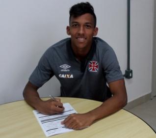 Caio Monteiro assinando renovao contratual