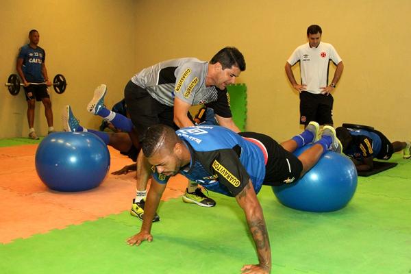 Preparador fsico Joelton Urtiga orienta Christianno durante atividade