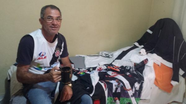 Solimar em meio aos artigos que coleciona do Vasco; a caneca  a preferida