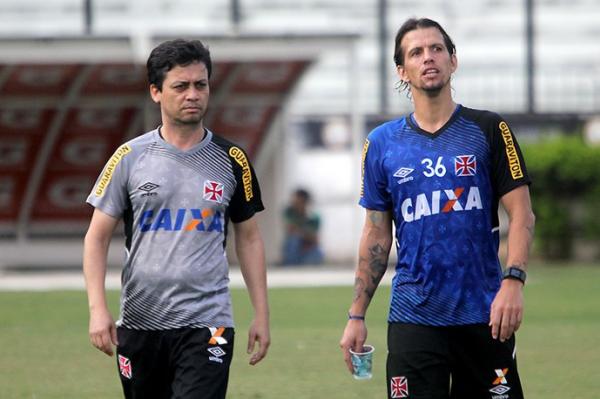 Diguinho ao lado de Evangelista no treino de sexta: volante prximo do retorno
