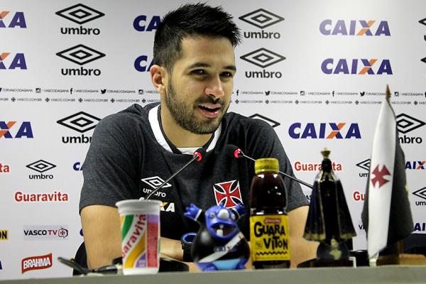 Zagueiro conversou com os jornalistas nesta manh