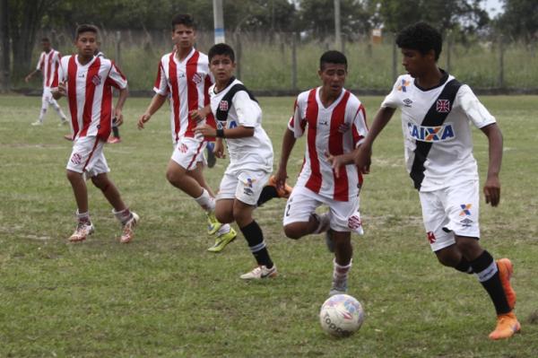 Z Fernando observa arrancada do meia Joo Laranjeira