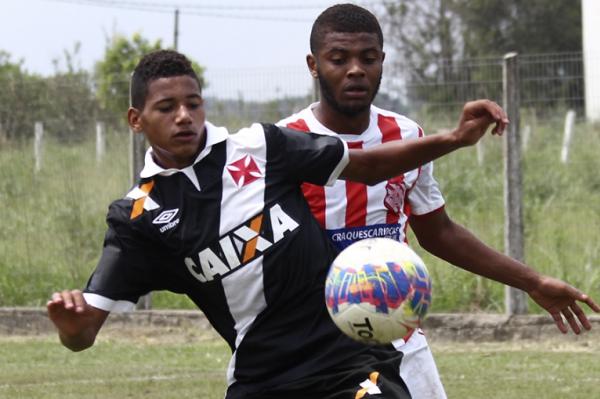 Marrony disputa bola com defensor do Bangu