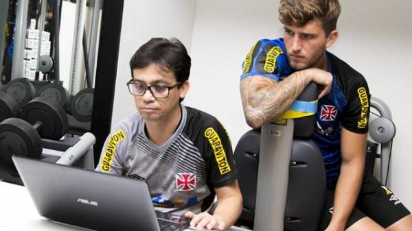 O fisiologista Alex Evangelista mostra os dados para o zagueiro Aislan