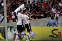 Jogadores comemoram gol de Rodrigo