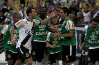 Jogadores comemoram gol de Nen