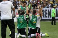 Jogadores comemoram gol de Nen