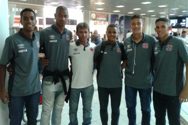 Vascanos posam com coordenador Agostinho no aeroporto
