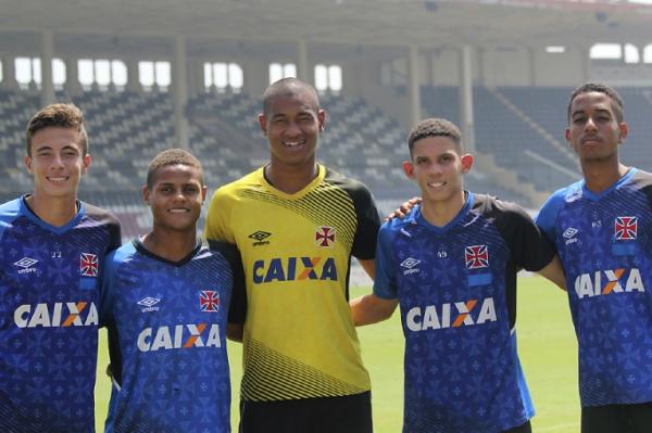 Caio Lopes, Joo Pedro, Luco, Paulinho e Miranda juntos no gramado de So Janurio