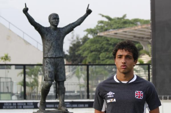 Atacante Hugo Borges posa ao lado da esttua do dolo Romrio