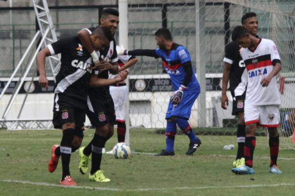 Lucas Barboza e Daniel Gonalves festejam terceiro gol