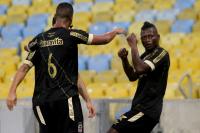 Jogadores comemoram gol de Riascos