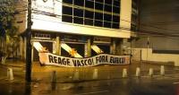 Faixa 'Reage Vasco! Fora, Eurico' em frente a sede nutica do clube