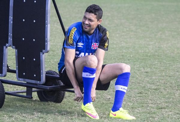 Eder Luis faz tratamento de reequilbrio muscular e segue sem previso de volta