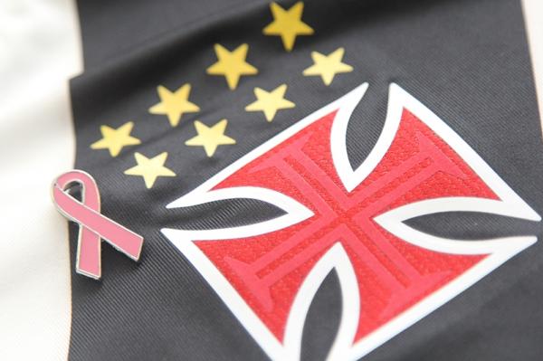 Pins da Fundao Lao Rosa esto sendo vendidos na loja oficial do Vasco em So Janurio