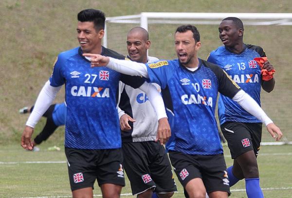 Rodrigo foi visto com camisa diferente dos demais companheiros no ltimo treino