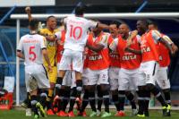 Jogadores comemoram gol de Nen