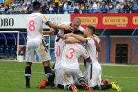 Jogadores comemoram gol de Nen