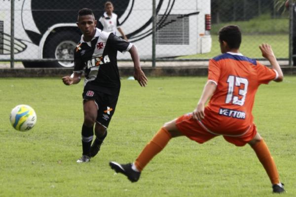Pedro Simas apoiou o ataque com frequncia na etapa inicial