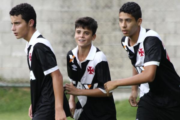Gabriel Pec comemora gol marcado com Bruno Gomes e Carlos Eduardo