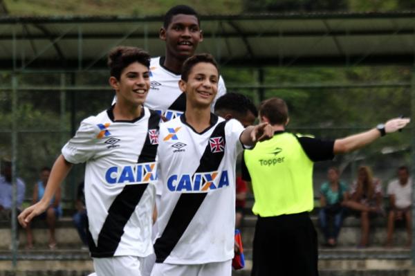 Yrlan, Henrique Halls e Ganso festejam terceiro gol