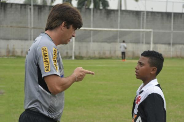 Treinador Srgio Leiros conversa com Juan Batata