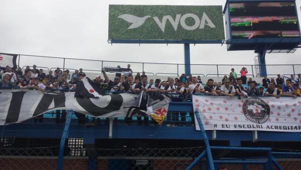 Faa chuva ou faa sol: torcida do Vasco marcou presena nos jogos matinais dentro e fora de casa