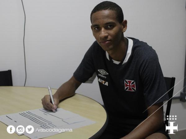 Joo Victor assinando novo contrato com o Vasco