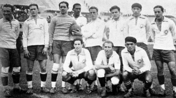 Brasil 4 x 0 Bolivia. Em pé: Brilhante (Vasco), Italia (Vasco), Velloso, Fausto (Vasco), Russinho (Vasco), Preguinho, Fernando, Benedicto