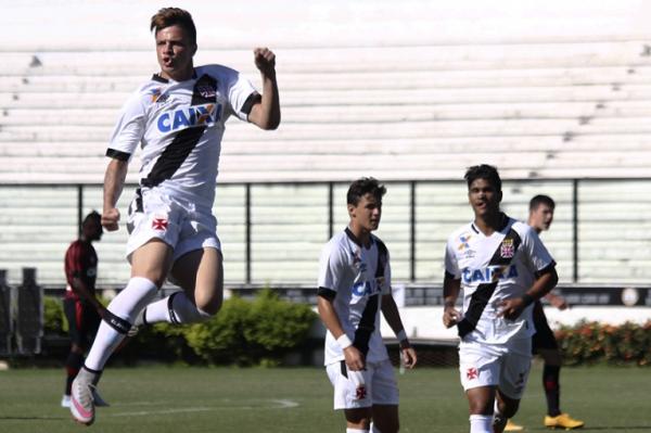 Renato Kayzer comemora seu primeiro gol na Copa do Brasil