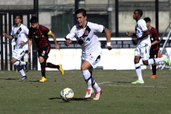 Mateus Vital conduz a bola no gramado de So Janurio