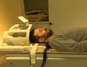 Torcedor passa por ressonncia magntica em pesquisa