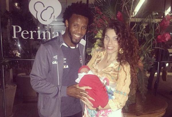 Aps viajar na sexta para jogar contra o Ava, Vaz reencontrou a filha na noite de domingo