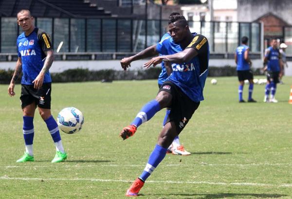 Riascos durante treino de finalizao: atacante voltou aos trabalhos normais