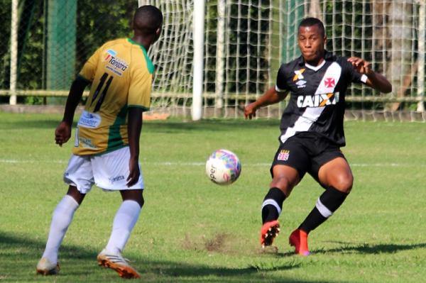 Zagueiro William afasta perigo da defesa vascana