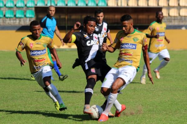 Emerson Carioca quase deixou sua marca no incio do jogo