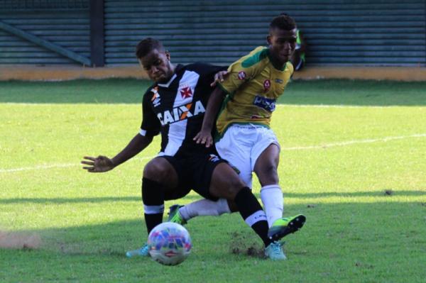 Matheus Barbosa disputa bola com atleta do Tigres