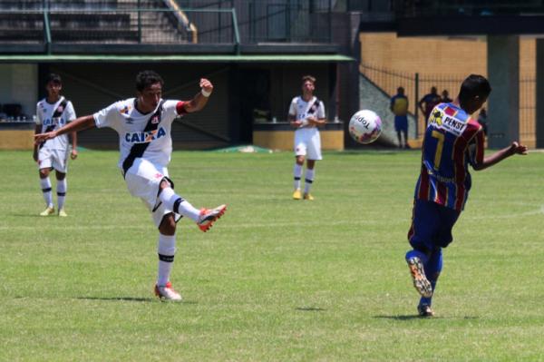 Capito Hugo Borges arrisca chute da intermediria