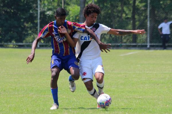 Douglas Luiz sofreu com a forte marcao do Madureira