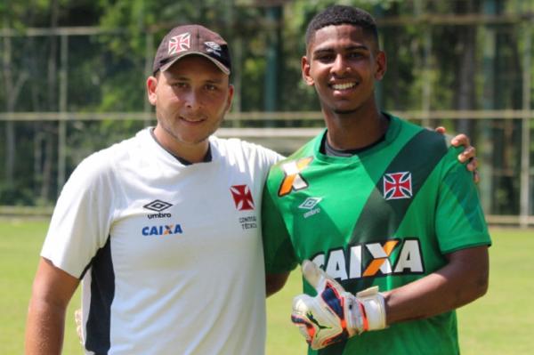 Joo Pedro ao lado treinador de goleiros Rodrigo Pinheiro