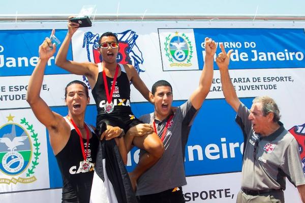 Samuel Melo, Alsson Pereira e Marcos Ibiapina comemoram ao lado do vice-presidente de remo Antnio Lopes