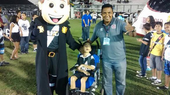 Menino Joo pedro ao lado do mascote do Vasco em So Janurio