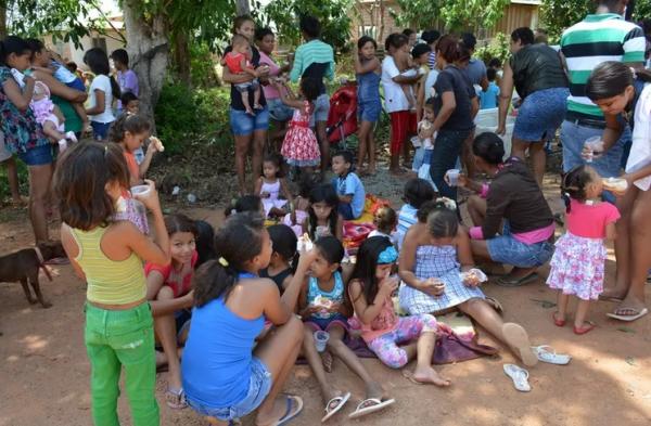 Crianas lanchando durante a ao social