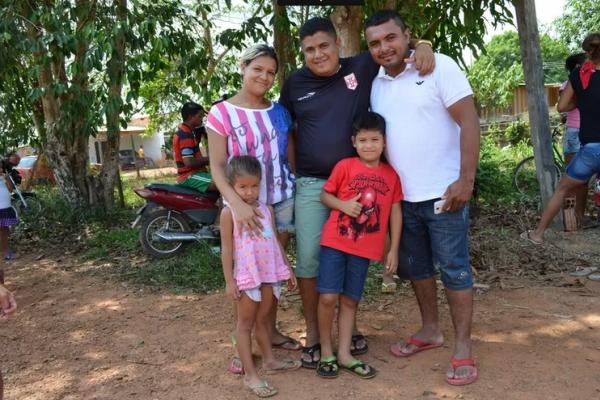 Pais levaram os filhos para a entrega dos brinquedos
