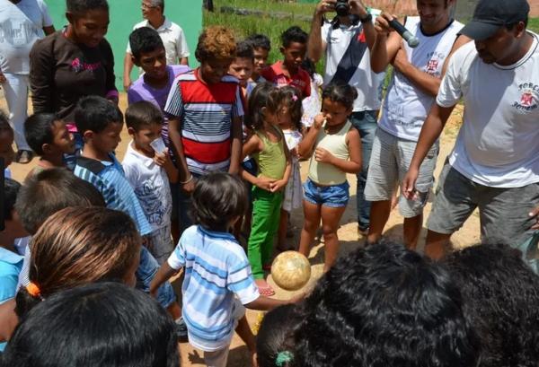 Garoto faz embaixadinhas para receber prmio
