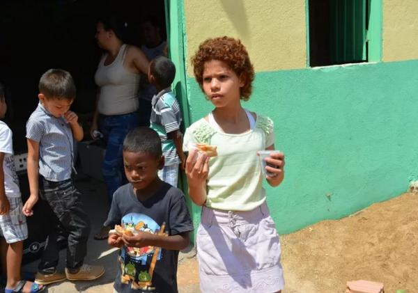 Crianas receberam cachorro-quente e refrigerante
